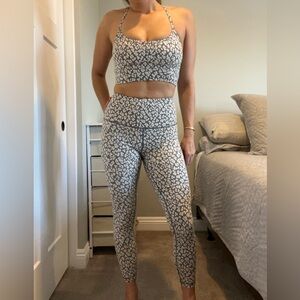 Varley leggings and bra set grey print! Size S so cute and comfy! 🤍🩶